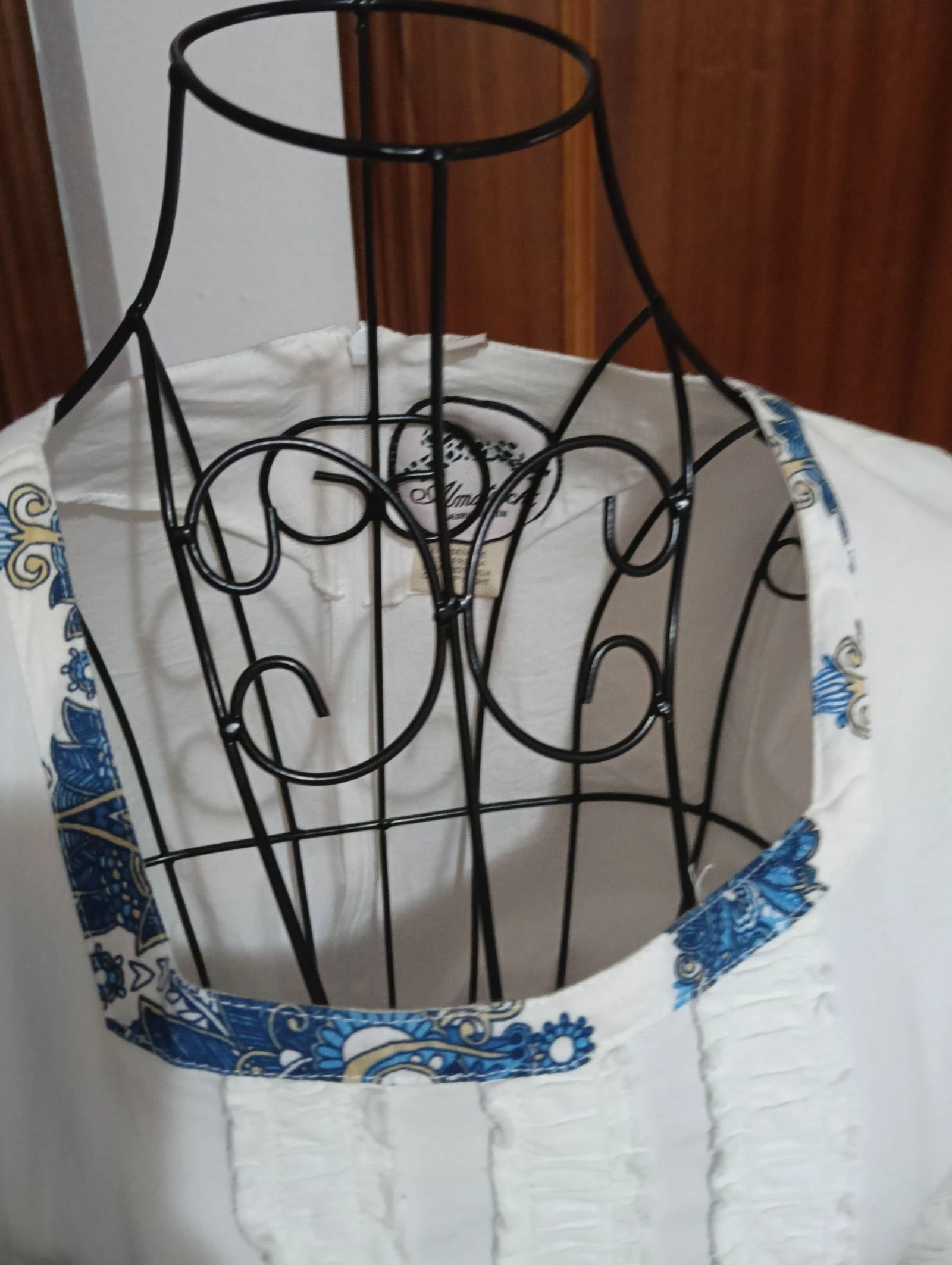 Witte blousejurk met kant, bedrukte rok en bijpassende riem – photo 5